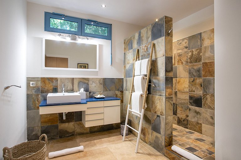 Sxm022 – Contemporary home with tennis court near Baie aux P