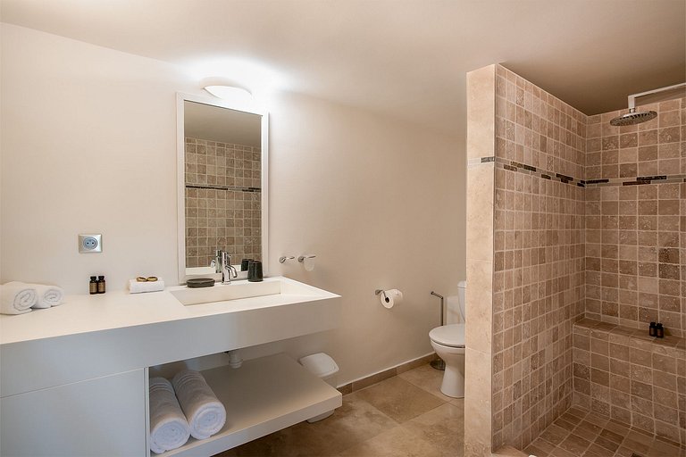 Sxm022 – Contemporary home with tennis court near Baie aux P