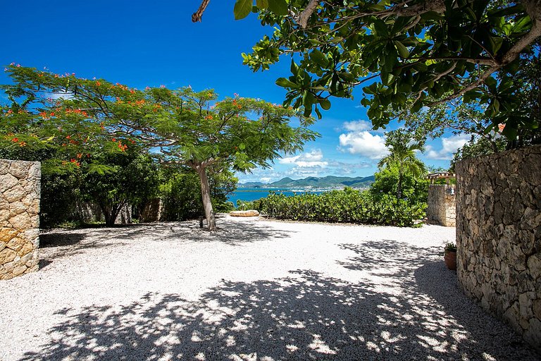 Sxm025 – Maison architecturale avec vue sur le lagon à Terre