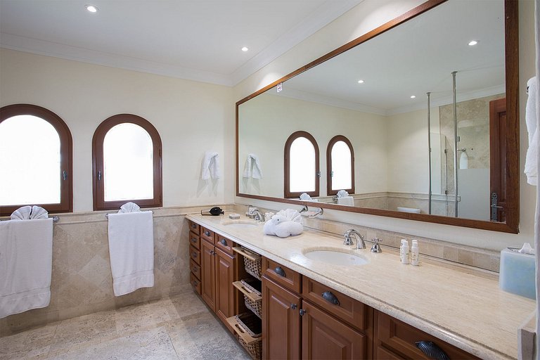 Sxm026 – Lagoonfront villa with private beach in Terres Bass