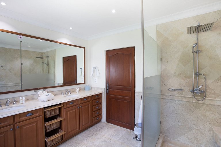 Sxm026 – Lagoonfront villa with private beach in Terres Bass