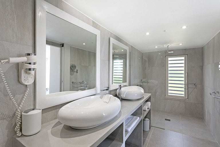 Sxm038 – Ocean view villa near Baie Orientale Beach