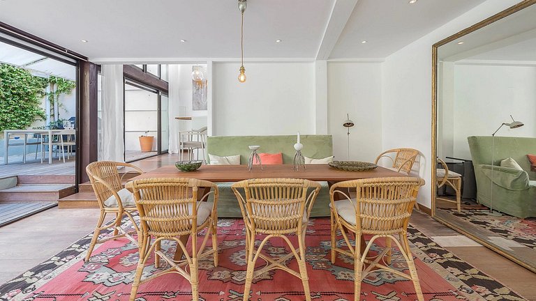 Azu194 - Elegant Duplex with Private Garden