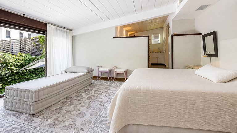 Azu194 - Elegant Duplex with Private Garden