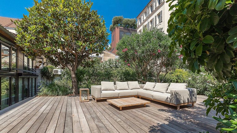 Azu194 - Elegant Duplex with Private Garden