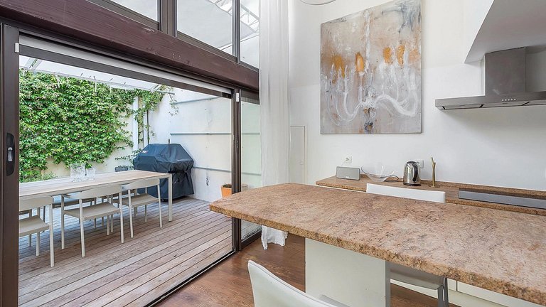 Azu194 - Elegant Duplex with Private Garden