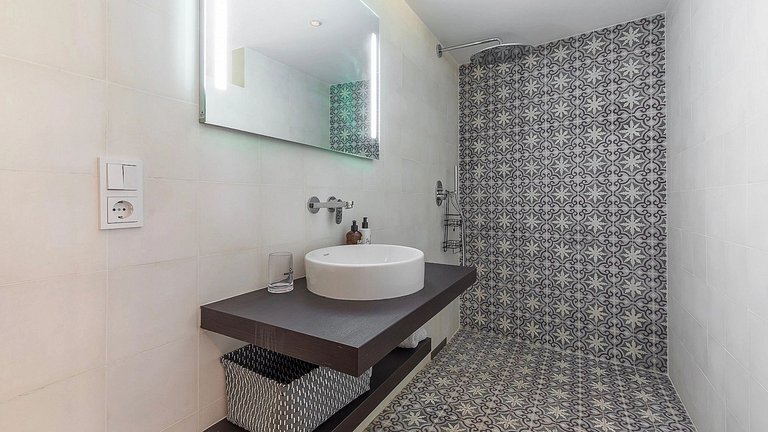 Azu194 - Elegant Duplex with Private Garden