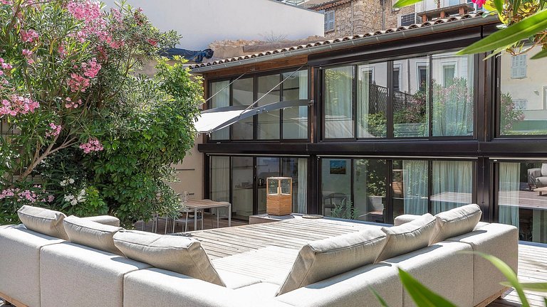 Azu194 - Elegant Duplex with Private Garden