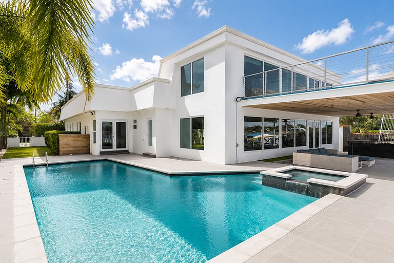 Mia016 - Waterfront Estate with Bay Views in Miami