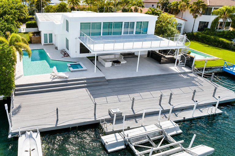 Mia016 - Casa frente al agua con vistas en Miami
