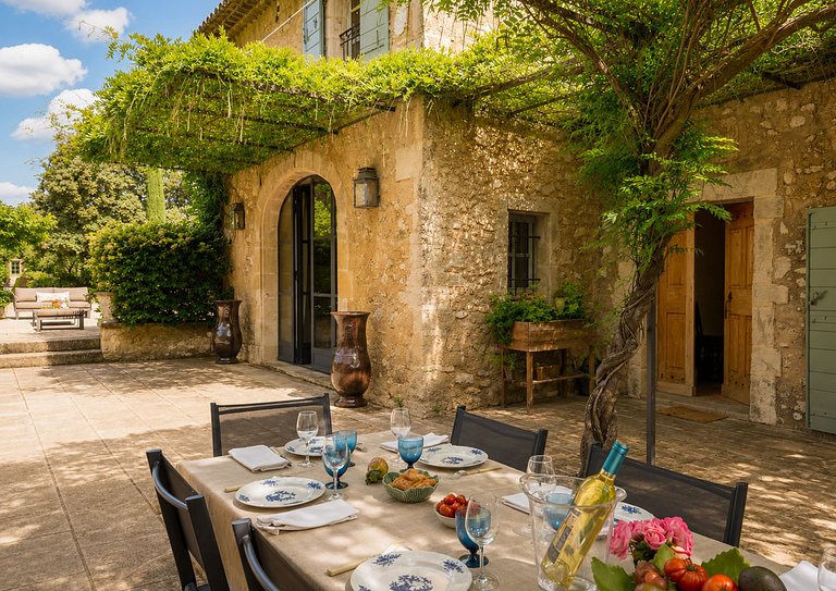 Pro005 - Provençal estate in Eyagalières