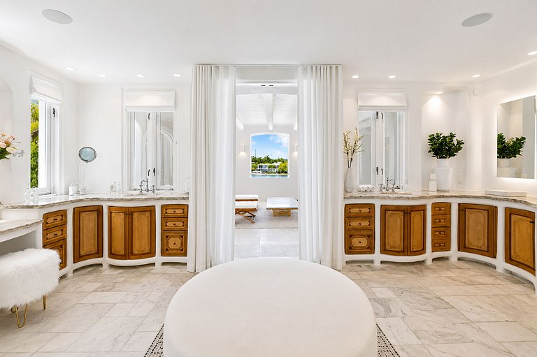 Mia009 - Mykonos-Style Waterfront Estate in Miami