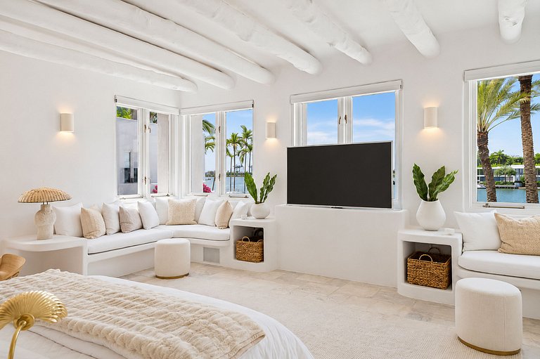 Mia009 - Mykonos-Style Waterfront Estate in Miami
