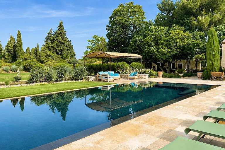 Pro010 - Provençal Estate in the Alpilles