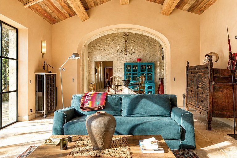 Pro010 - Provençal Estate in the Alpilles