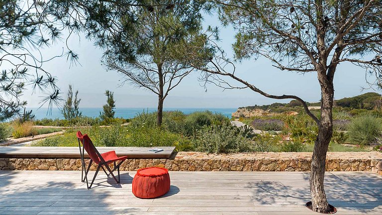 Alg031 – Contemporary cliffside villa with ocean views