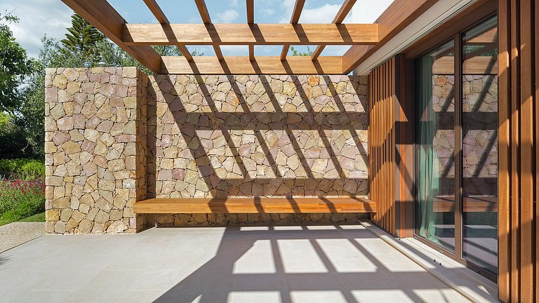 Alg031 – Contemporary cliffside villa with ocean views