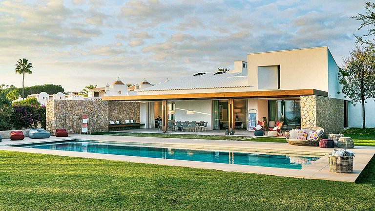 Alg031 – Contemporary cliffside villa with ocean views