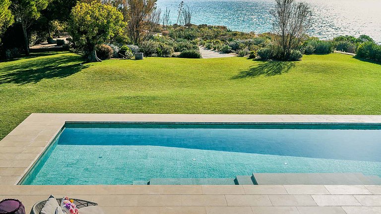 Alg031 – Contemporary cliffside villa with ocean views