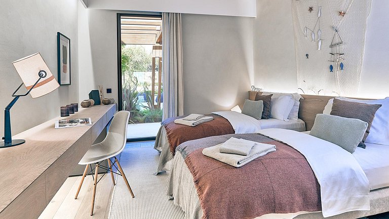 Alg031 – Contemporary cliffside villa with ocean views