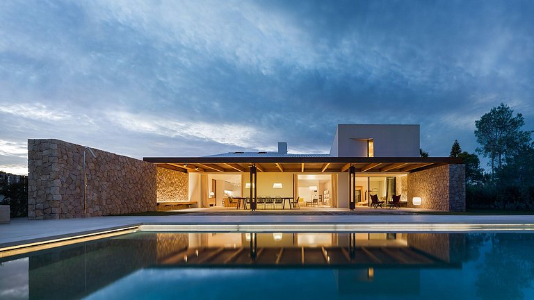 Alg031 – Contemporary cliffside villa with ocean views