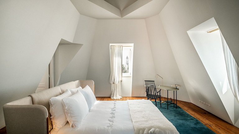 Cas023 – Historic oceanfront mansion in Estoril