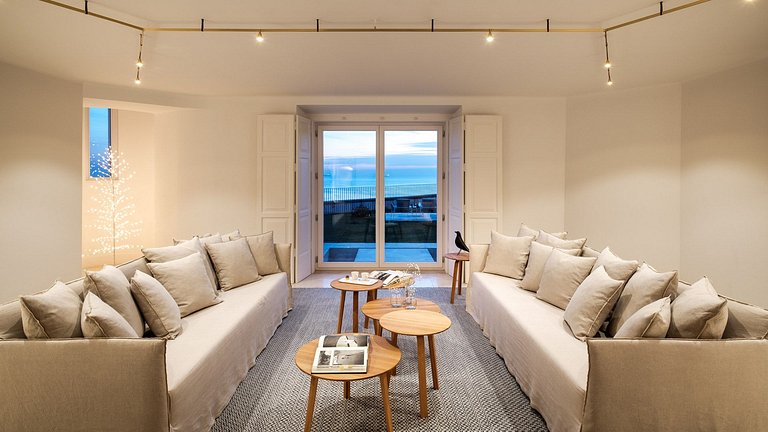 Cas023 – Historic oceanfront mansion in Estoril