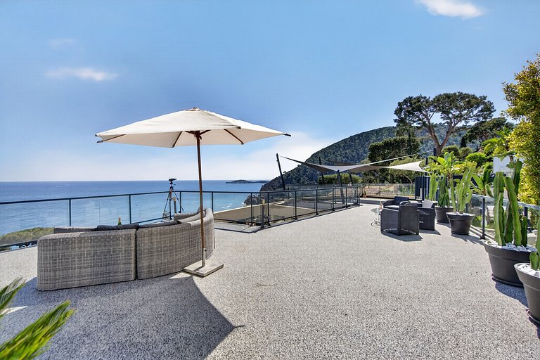 Azu005 - Villa surplombant la baie d'Eze, Côte d'Azur
