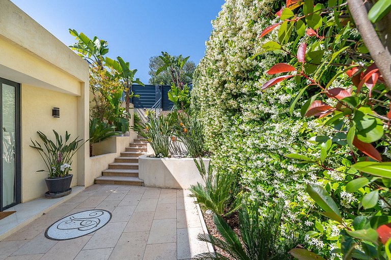Azu005 - Villa surplombant la baie d'Eze, Côte d'Azur