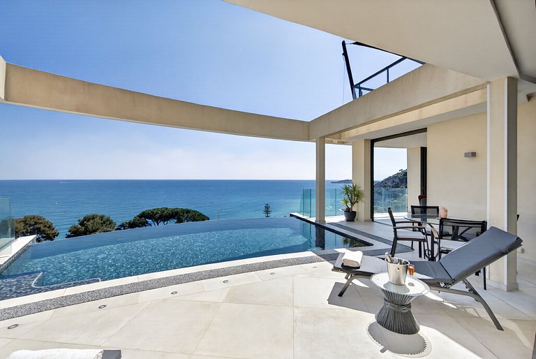 Azu005 - Villa overlooking the bay of Eze, French Riviera