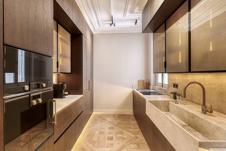 Par029 - Apartment in Paris’ Golden Triangle