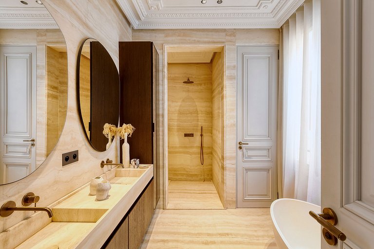 Par029 - Apartment in Paris’ Golden Triangle
