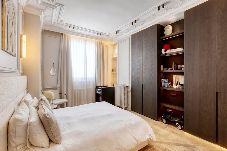 Par029 - Apartment in Paris’ Golden Triangle