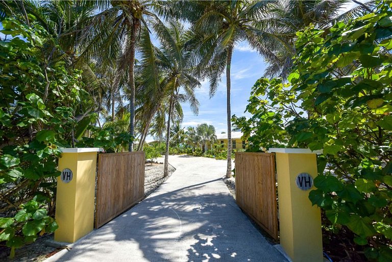 Bhs015 - Beachfront villa with private pool in Great Exuma