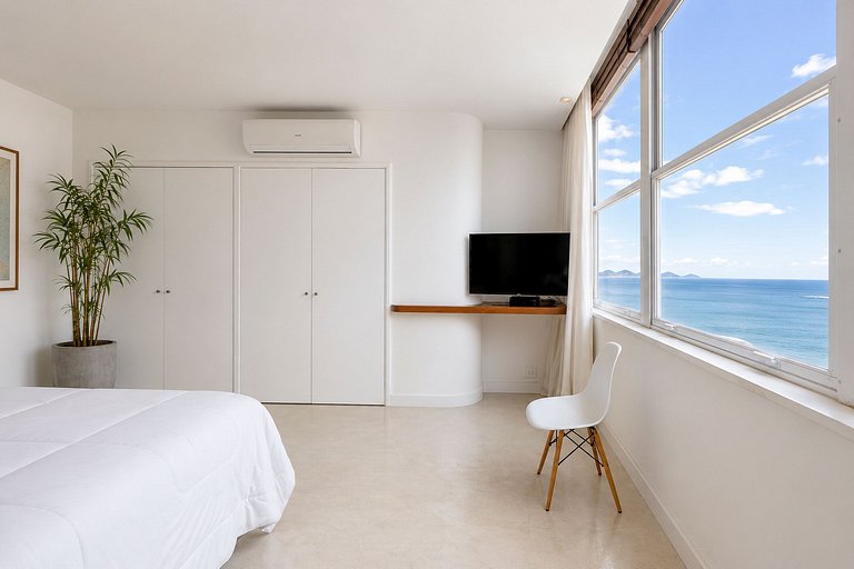 Rio035 - Spacious apartment facing the sea in Copacabana