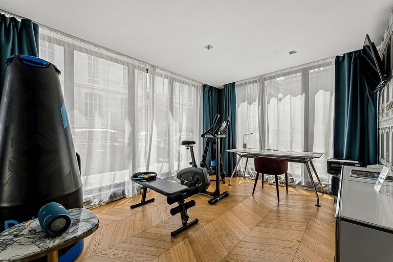Par003 - An Exceptional Parisian Experience
