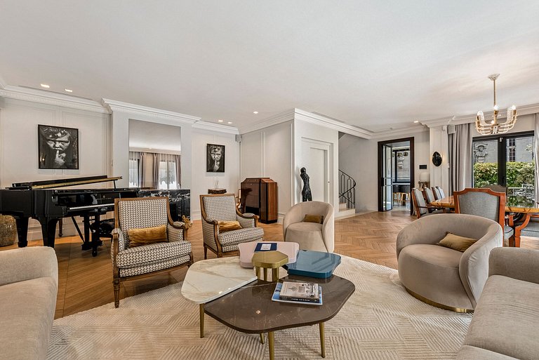 Par003 - An Exceptional Parisian Experience