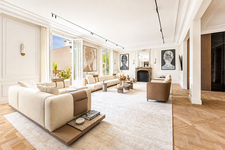 Par005 - Luxury Apartment in the Golden Triangle