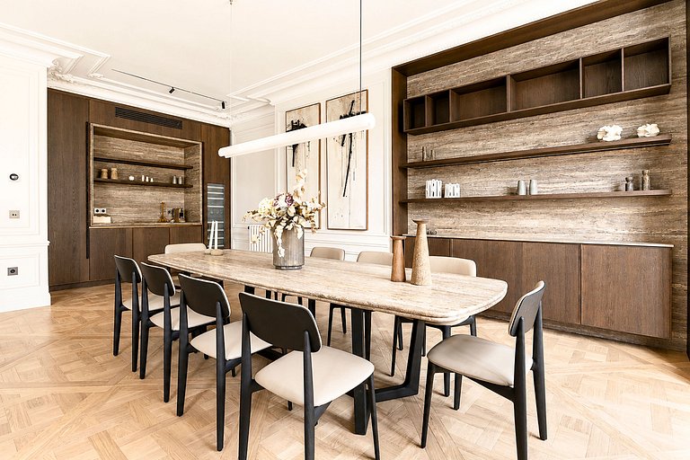 Par005 - Luxury Apartment in the Golden Triangle