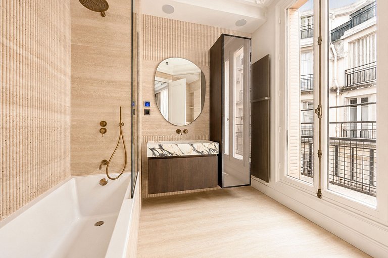 Par005 - Luxury Apartment in the Golden Triangle