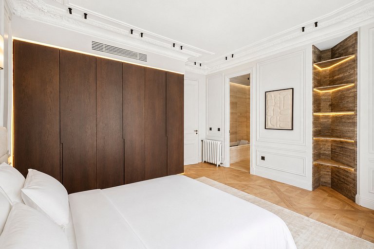 Par005 - Luxury Apartment in the Golden Triangle