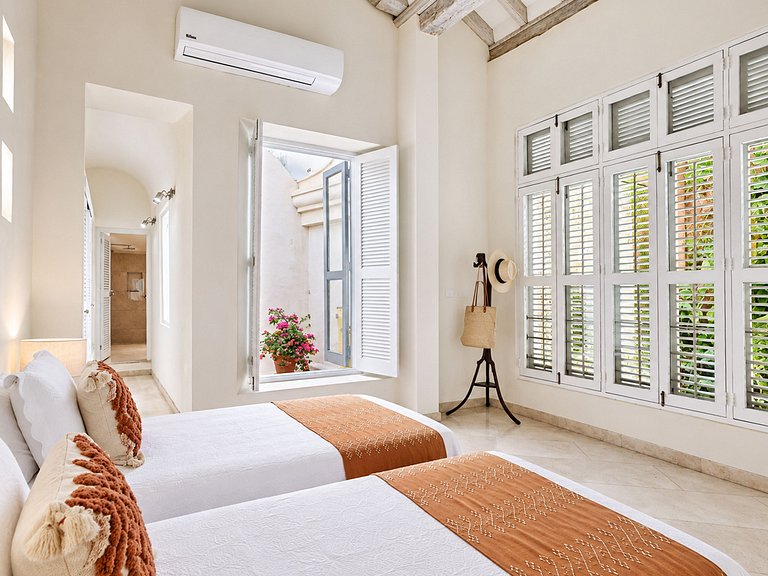 Car048 - Luxurious 4 bedroom villa with beautiful view
