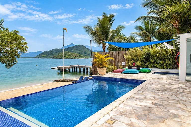 Ang007 - Vila à Beira-Mar com Acesso Exclusivo à Praia em An