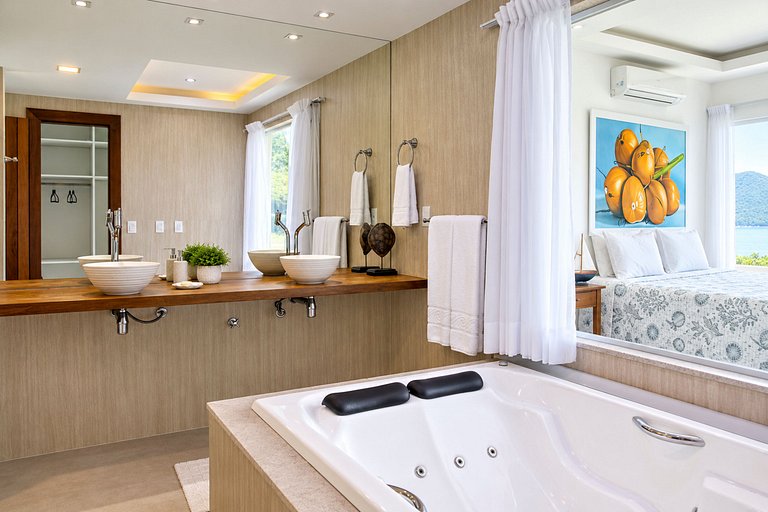 Ang007 - Vila à Beira-Mar com Acesso Exclusivo à Praia em An