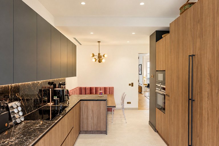 Par131 - 3-Bedroom Apartment near the Eiffel Tower