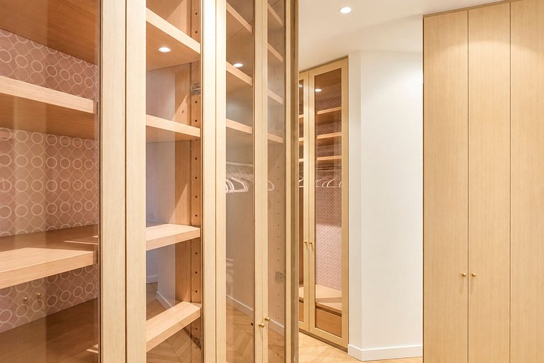 Par166 - 3-Bedroom Apartment near the Champs-Élysées