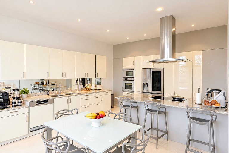 Par168 - Apartment with Eiffel Tower Views on the Champ de M