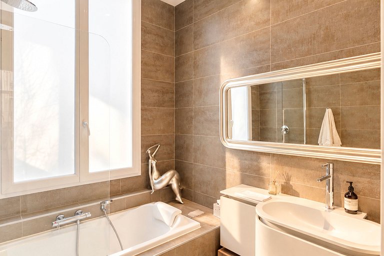 Par168 - Apartment with Eiffel Tower Views on the Champ de M