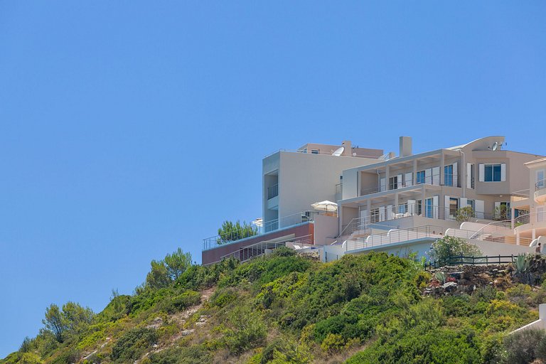 Alg003 - Villa on the clifftop of Praia de Salema, Algarve