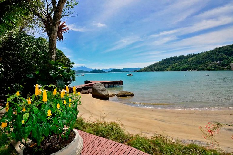 Ang046 - Beautiful beachfront mansion in Angra dos Reis